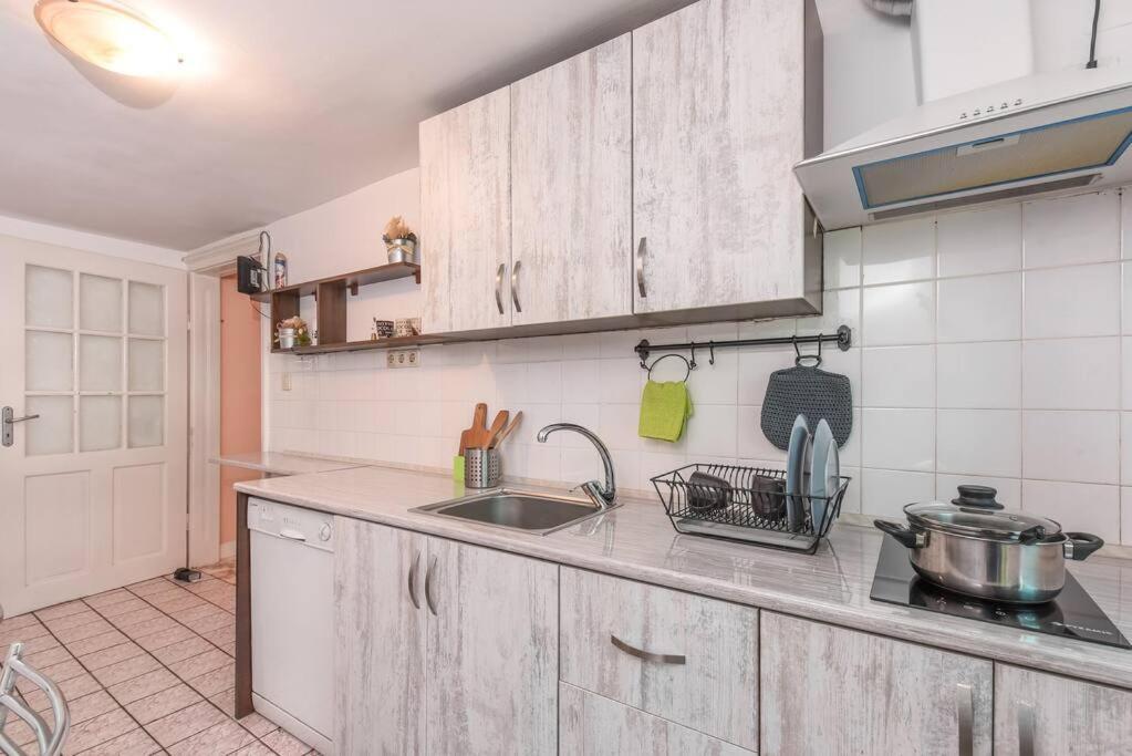 Spacious And Cozy 3 Bedroom Apartment In Downtown Sofia Luaran gambar